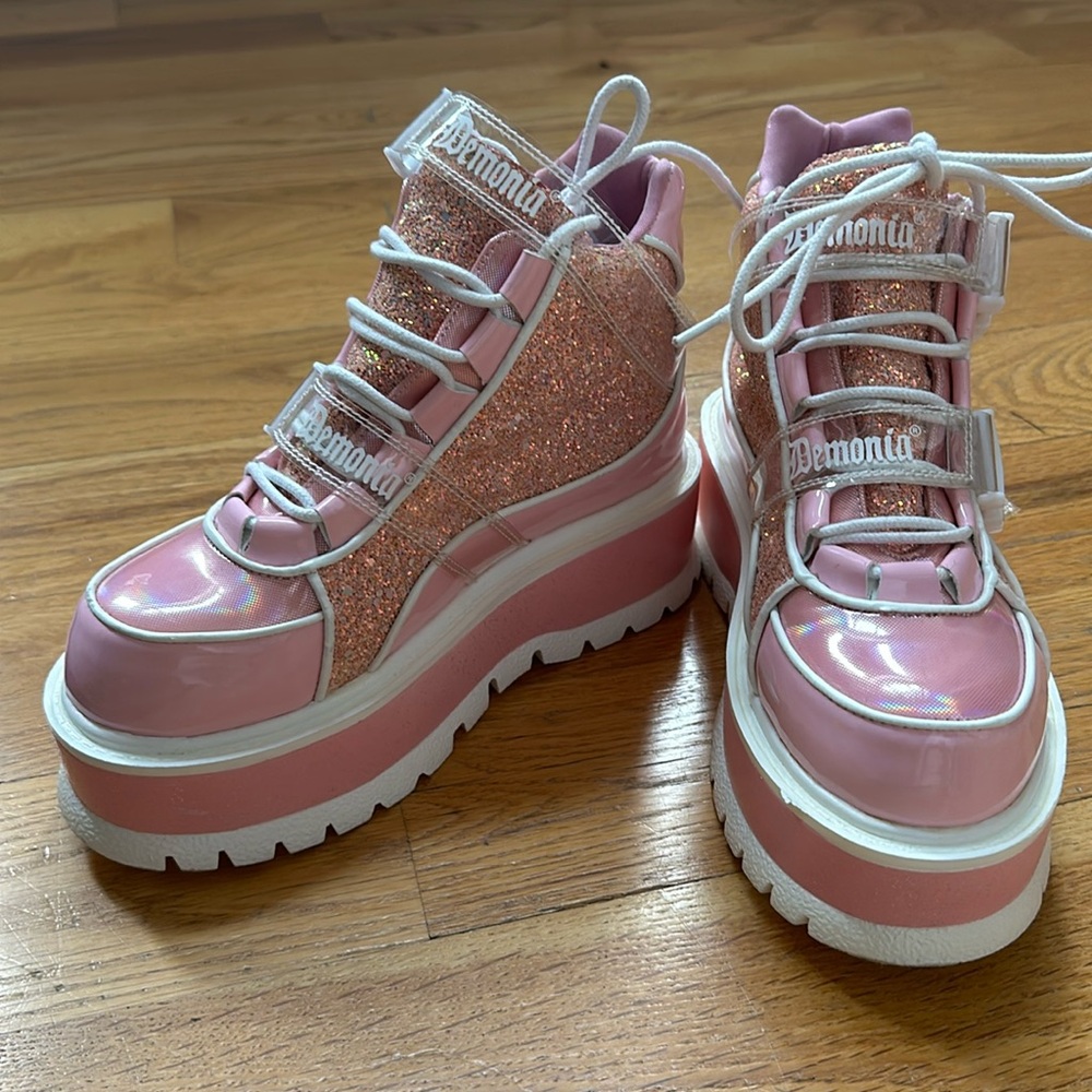 Demonia Slacker-50 pink boot